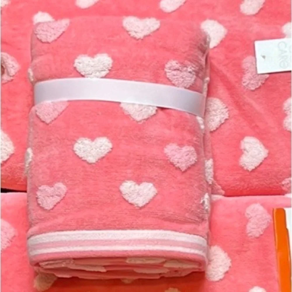 Caro ‘Hearts’ Bath & Hand Towel Set (2). NWT. Firm!